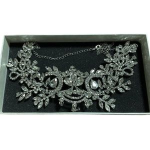 New in box A stunning bridal head jewelry to portray a modest to flawless look